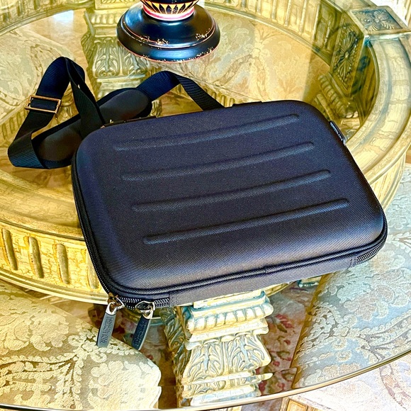 Kenneth Cole Black Mini Laptop Cushioned Bag 14” X 10.75” - Picture 4 of 10